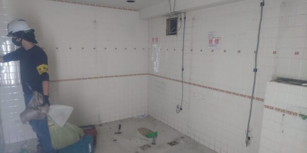 埼玉県草加市にて共用男女トイレの解体工事